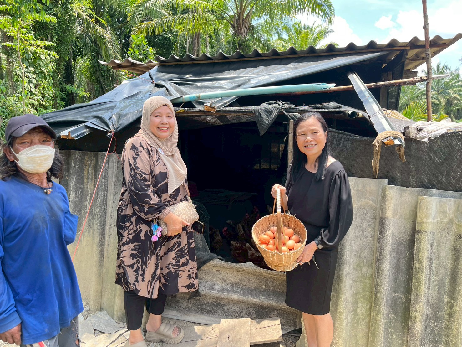 “ผู้นำต้องทำก่อน!” ประธานคณะกรรมการพัฒนาสตรีอำเภอทับปุด น้อมนำแนวพระราชดำริฯ ปลูกผักสวนครัว สร้างความมั่นคงทางอาหารสู้ภัยวิกฤติ 