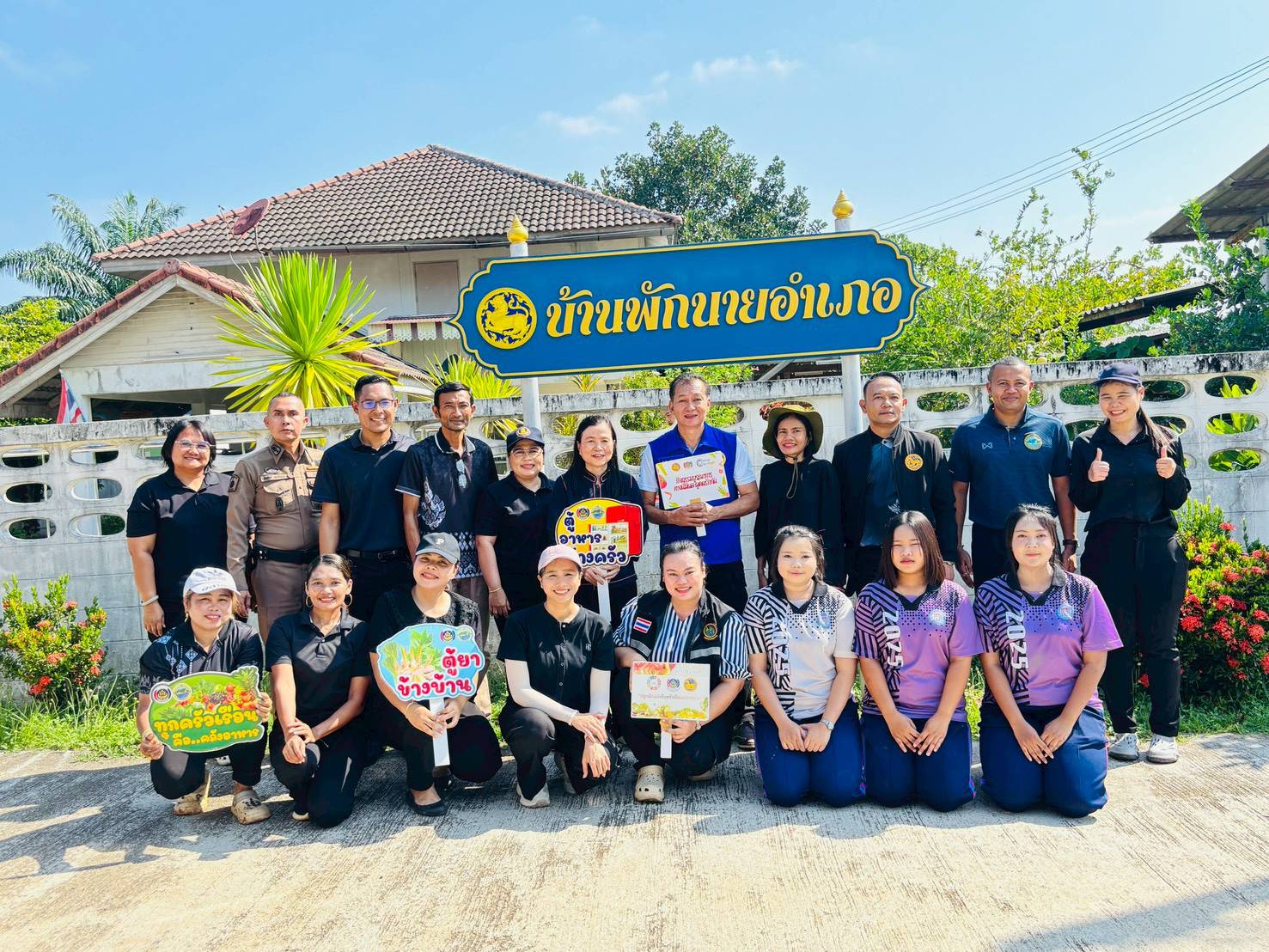 ผู้นำทำก่อน!”นายอำเภอทับปุด ดำเนินกิจกรรม "Quick Win " 90 ปลูกผักสวนครัวสร้างความมั่นคงทางอาหาร สู้ภัยวิกฤติด้วยวิถีพอเพียง